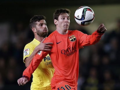 Messi, agarrado por Musacchio.