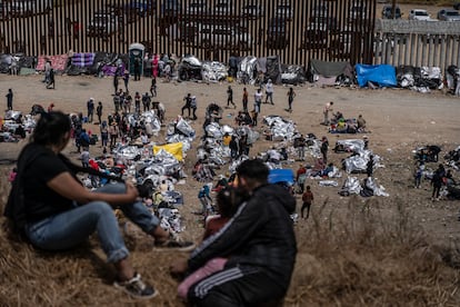 Cientos de migrantes son resguardados por autoridades fronterizas entre los muros que dividen Tijuana con San Diego.  En mayo de 2023.