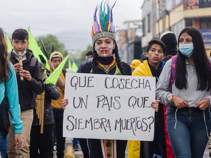 Una mujer sostiene un cartel, durante una protesta en Nariño, Colombia, el 28 de junio de 2021.