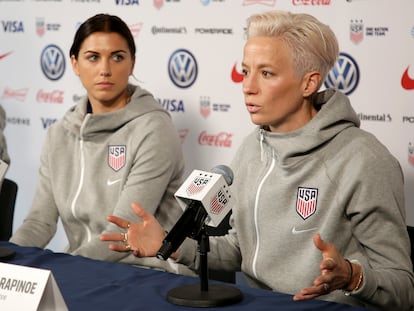 Megan Rapinoe (derecha) y Alex Morgan, durante una conferencia en Nueva York, en una foto de archivo.