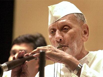 Bismalah Jan toca el <i>shehnai</i> en el Parlamento indio, en agosto de 2003.