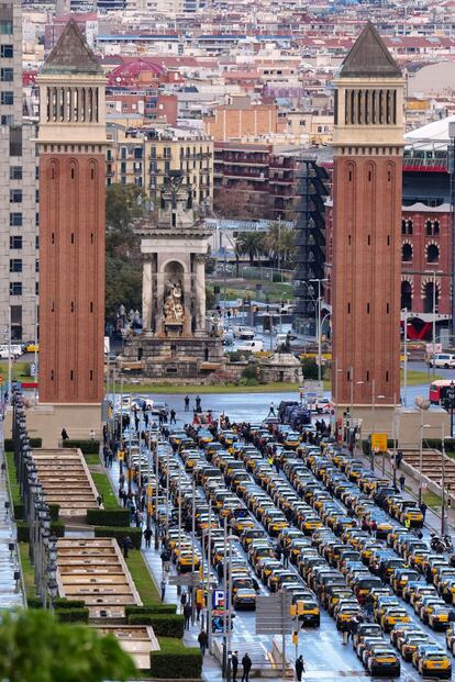 Los conductores de taxis han convocado un paro del 31 de enero al 3 de febrero, coincidiendo con la celebración del Integrated Systems Europe (ISE), la mayor feria audiovisual del mundo, que reúne entre 40.000 y 50.000 asistentes, y uno de los mayores congresos que acoge la ciudad. Reclaman a las Administraciones que las plataformas Free Now, Uber y Bolt sean tratadas como operadoras de transporte, para que no puedan alterar las tarifas reguladas. También exigen que se retiren de la circulación los vehículos de alquiler con conductor (VTC) sin licencia que todavía operan en la ciudad catalana.