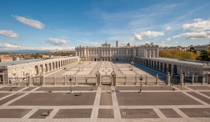 La capital de España es un destino de moda: avalada por su oferta cultural y de ocio, Madrid posee una gran propuesta gastronómica y una animadísima vida nocturna, pero además gana adeptos como destino de compras y como destino MICE (acrónimo en inglés de reuniones, incentivos, conferencias y exposiciones), es decir, el turismo de negocios. Este año la ciudad estrenará también nuevos hoteles de lujo, como las esperadísimas aperturas del complejo Canalejas, con el Four Seasons y una galería comercial como máximos exponentes de exclusividad; el Pestana CR7 Gran Vía, o la reapertura del Ritz Mandarin Oriental. Tras los fastos del bicentenario del Museo del Prado, el Reina Sofía cumple 30 años y se inaugurará el tantas veces pospuesto Museo de las Colecciones Reales, con unas 800 obras y piezas artísticas atesoradas por la monarquía española, desde los Reyes Católicos a los Austrias y Borbones, entre ellas, el códice del Toisón de Oro.