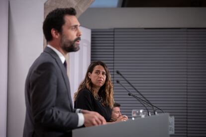 El conseller de Empresa y Trabajo, Roger Torrent, y la portavoz del Govern Patrícia Plaja, comparecen en rueda de prensa.