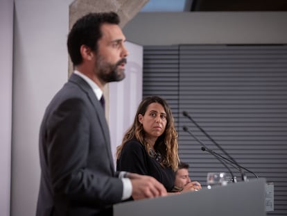 El conseller de Empresa y Trabajo, Roger Torrent, y la portavoz del Govern Patrícia Plaja, comparecen en rueda de prensa.