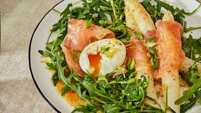 Ensalada de espárragos blancos, rúcula, salmón, huevo mollet y vinagreta cítrica