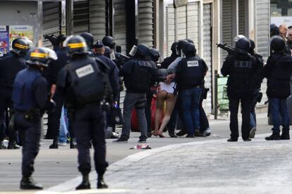 Um homem é parado em uma operação policial no bairro Saint Denis, em Paris. Neste lugar, os agentes buscavam os autores dos atentados do 13 de novembro em que morreram 129 pessoas.