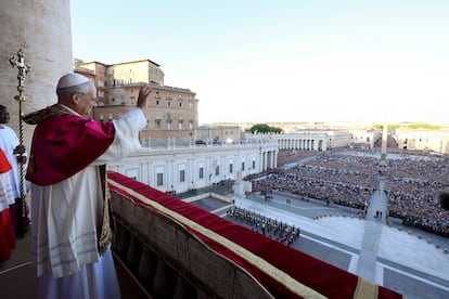 El papa León XIV saluda al público congregado en la plaza de San Pedro del Vaticano. 
