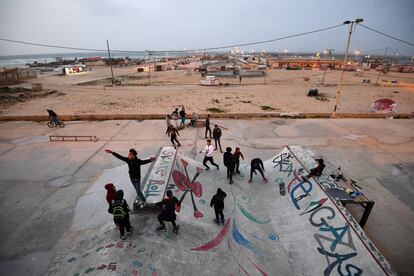 Algumas partes de Gaza parecem uma versão subdesenvolvida da famosa Venice Beach, na Califórnia, com gloriosas calçadas, pôr do sol, banhistas e patinadores. Mas em Gaza, edifícios desmoronados e as pilhas de lixo fazem parte da paisagem.