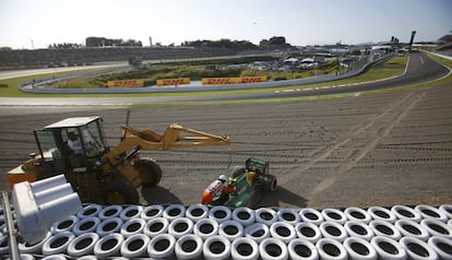 El coche del holandés Van der Garde es retirado del circuito de Suzuka.
