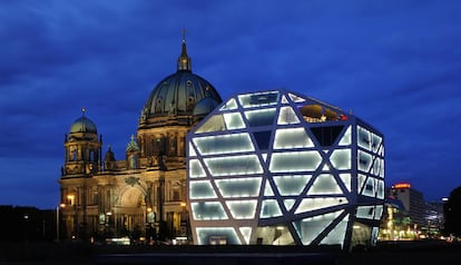 El Humboldt Box, un centro de informaci&oacute;n, exposiciones y eventos en la Isla de los Museos de Berl&iacute;n, con el Dom (la catedral) al fondo.