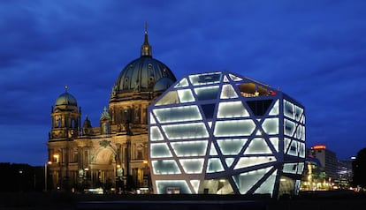 El Humboldt Box, un centro de información, exposiciones y eventos en la Isla de los Museos de Berlín, con el Dom (la catedral) al fondo.