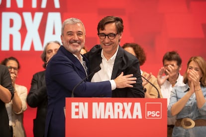 Jaume Collboni, alcaldable del PSC por Barcelona, y Salvador Illa, líder del PSC, esta noche en la sede de Pallars.