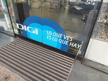 Cartel publicitario de Digi en una tienda de móviles.
