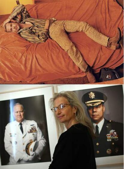 Brad Pitt y, abajo, la fotógrafa ante los retratos de Schwarzkopf y Powell.