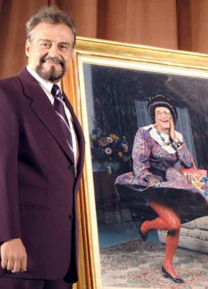 El actor mexicano Gonzalo Vega con una foto de su personaje, 'La señora presidenta'.