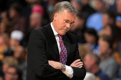 Mike D'Antoni, entrenador de los Lakers, cabizbajo durante el partido ante Denver