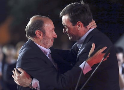 Alfredo Pérez Rubalcaba saluda a Tomás Gómez durante el acto de inicio de campaña a las elecciones europeas celebrado en Madrid, el 5 de mayo de 2014.