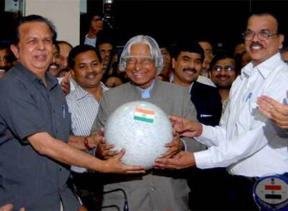 El ex presidente de India A.P.J. Abdul Kalam (c); el presidente de la Organización de Investigación Espacial India (ISRO), Madhavan Nair (i); y el director de la ISRO, el doctor T K Alex, se felicitan tras el alunizaje de un vehículo indio.