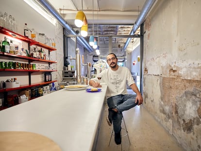 El cocinero vitoriano Miguel Domelo en la barra de su Taberna Mapa, en Murcia.