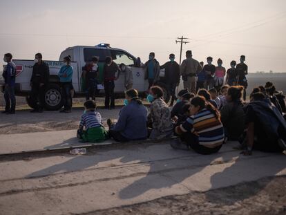 Un grupo de migrantes es detenido por la Patrulla Fronteriza, luego cruzar el río Grande hacia los Estados Unidos desde México, el 17 de marzo.