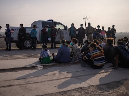 Un grupo de migrantes es detenido por la Patrulla Fronteriza, luego cruzar el río Grande hacia los Estados Unidos desde México, el 17 de marzo.