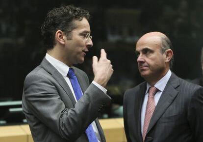 El ministro espa&ntilde;ol de Econom&iacute;a, Luis de Guindos (derecha), conversa con el presidente del Eurogrupo y ministro de Finanzas holand&eacute;s, Jeroen Dijsselbloem, al comienzo de la reuni&oacute;n de Ministros Europeos de Econom&iacute;a y Finanzas (Ecofin) en Bruselas 