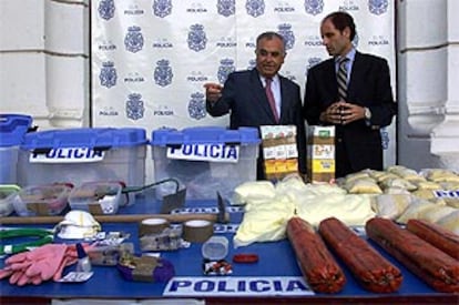 El director general de la Policía, Juan Cotino (i),  varios de los objetos hallados en zulos.