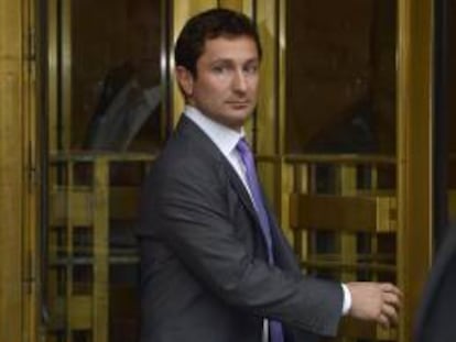 Fabrice Tourre (C), un ex operador de Goldman Sachs, sale de un Tribunal Federal de los Estados Unidos, después de haber sido declarado culpable de defraudar a los inversionistas en Nueva York, Nueva York.