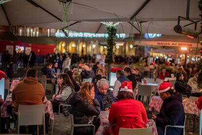 Clientes en terrazas de la Plaza Mayor de Madrid.