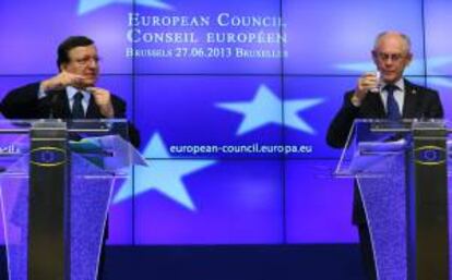 El presidente del Consejo Europeo, Herman Van Rompuy, y el presidente de la Comisión Europea, Jose Manuel Barroso (i), en una conferencia de prensa en el marco de la cumbre de jefes de Gobierno en Bruselas (Bélgica). EFE/Archivo