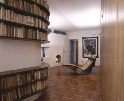 Biblioteca de la Casa das Canoas de Oscar Niemeyer, Río de Janeiro.