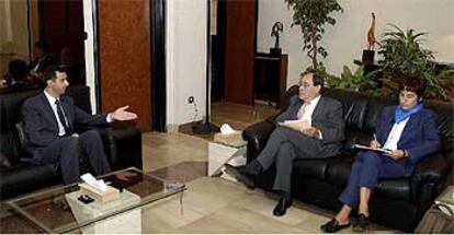 El presidente sirio, Bachar el Asad, en un momento de la entrevista, con el director de EL PAÍS, Jesús Ceberio, y Ángeles Espinosa.