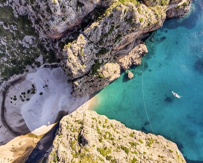 Una de las excursiones más bonitas de las Baleares es la que conduce a la cala de Sa Calobra. Desde el mirador de Ses Barques (cerca de el pueblo de Sóller.