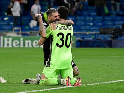Kolovos abraza a Athanasiadis después de la victoria del Sheriff en el Bernabéu.