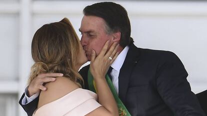 Michelle Bolsonaro beija o presidente durante discurso em libras.