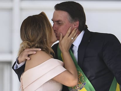 Michelle Bolsonaro beija o presidente durante discurso em libras.