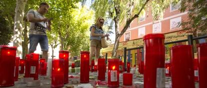 Vecinos de Cuenca encienden velas en frente de la casa de los padres de Laura, una de las jovenes que han fallecido.