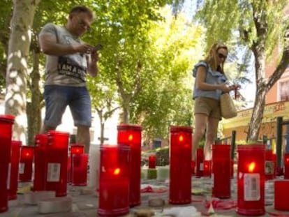 Vecinos de Cuenca encienden velas en frente de la casa de los padres de Laura, una de las jovenes que han fallecido.