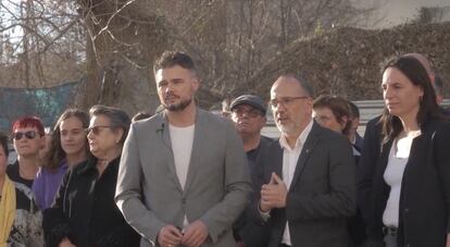 El portavoz de ERC  Gabriel Rufián (centro), y el consejero de Derechos Sociales, Carles Campuzano (izq.), en un acto en Santa Coloma de Gramanet (Barcelona).
13/03/2023