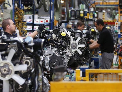 Trabajadores de Nissan en la planta de la Zona Franca de Barcelona.