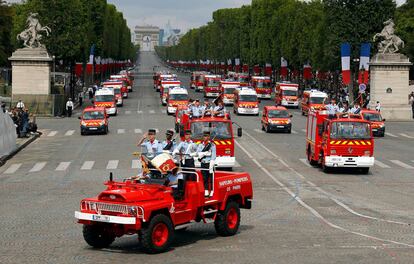 Bomberos franceses participan en el desfile del 14 de julio en los Campos Elíseos.