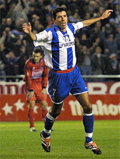Makaay celebra uno de los tres goles que consiguió.