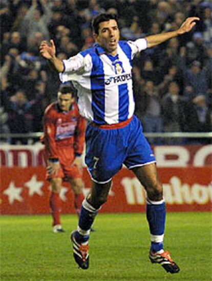 Makaay celebra uno de los tres goles que consiguió.