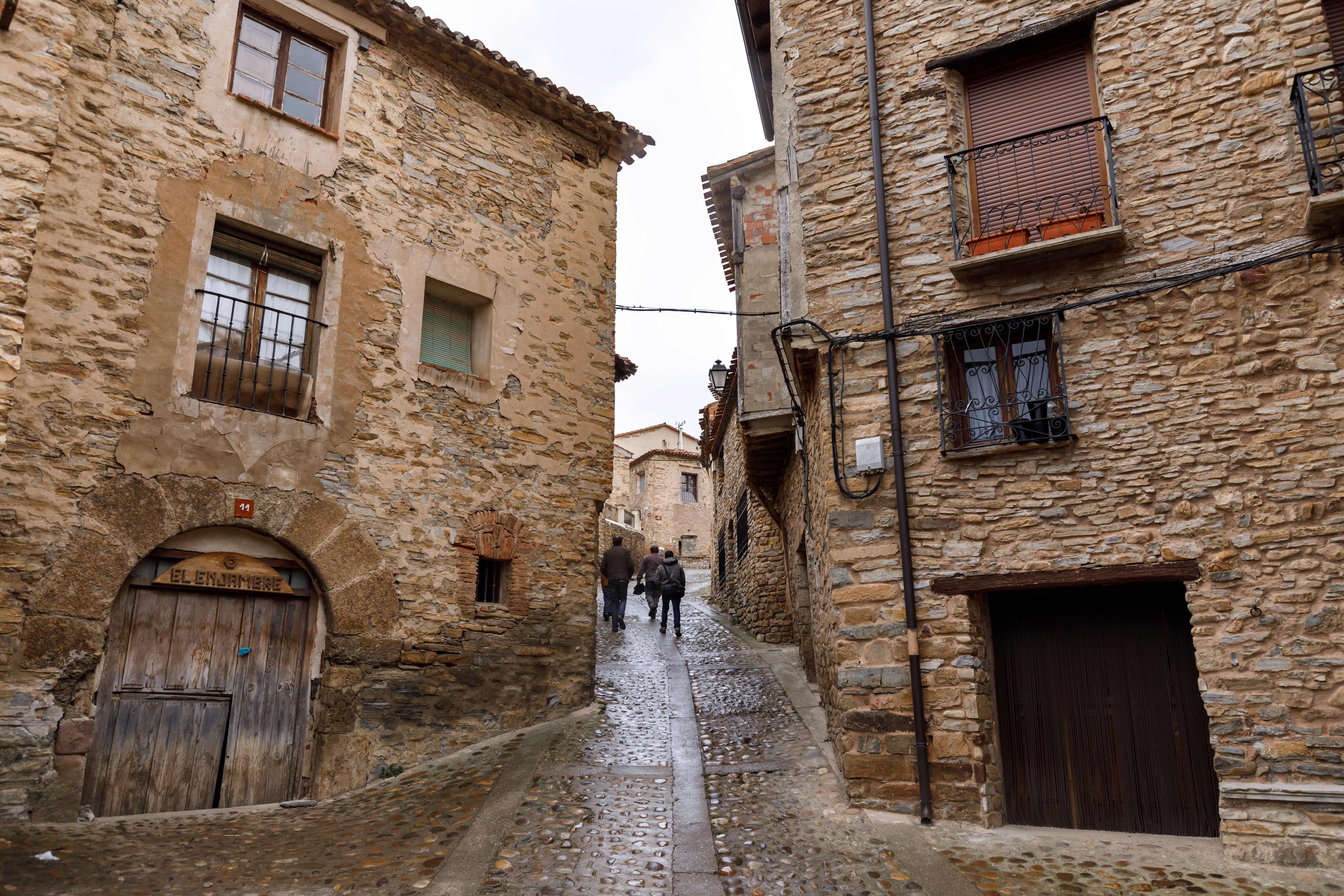 Unos turistas pasean por el casco histórico de Yanguas, en Soria (Castilla y León), que forma parte de la lista de Pueblos Más Bonitos de España desde 2017.