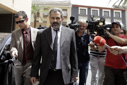 El fiscal Anticorrupción, Felipe Briones, en la puerta de los juzgados de Orihuela.