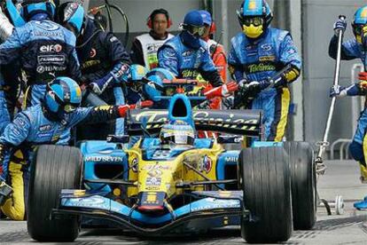 Fernando Alonso reinicia la marcha tras una de sus paradas.