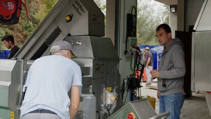 En 2013, los tres hijos de Ramón pusieron en marcha la bodega, con el impulso de Banco Santander, que creyó en el proyecto desde sus inicios. El premio a su esfuerzo llegó el año pasado. En la imagen, Javier González Sabucedo, otro de los hijos de Ramón.