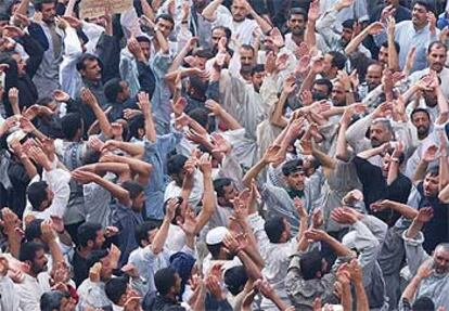 Miles de chiíes iraquíes se golpean el pecho y alzan sus brazos mientras rezan en Kerbala, ante la mezquita que acoge el sepulcro del imam Husein.