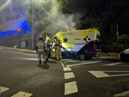 Los bomberos acuden a sofocar el incendio de una ambulancia en Bizkaia.